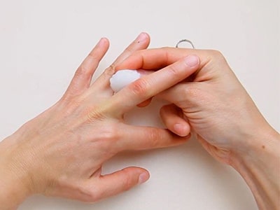 تصویر شاخص خارج کردن انگشتر از انگشت ورم کرده-min