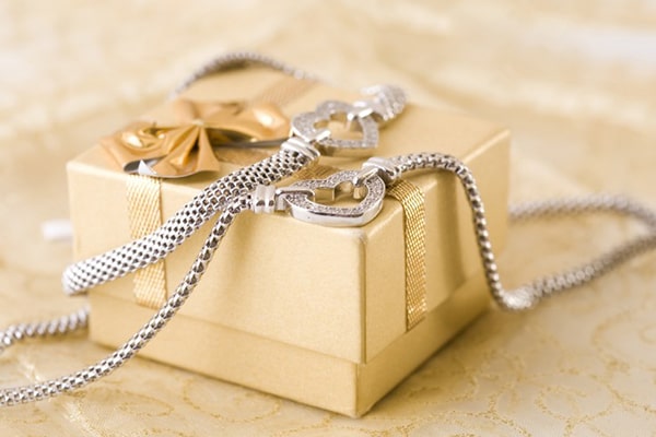 دستبند طلا هدیه روز زن برای عروس