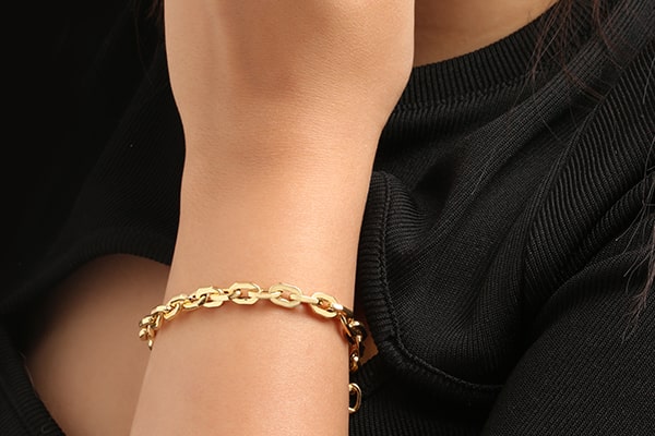 دستبند طلا کارتیه بهترین هدیه برای روز زن