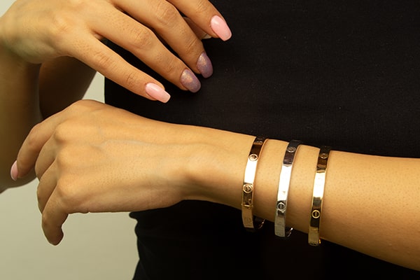 دستبند طلا هدیه ولنتاین برای همسر زن