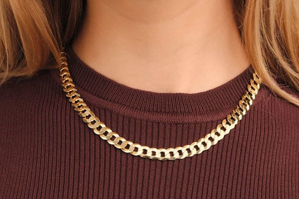 سایز زنجیر طلا زنانه باید با توجه طول گردن و مدل یقه لباس شما متناسب باشه.