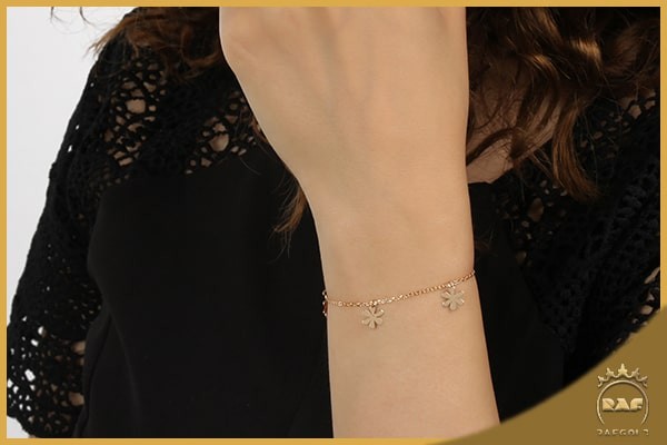 استفاده از دستبند طلا ظریف تاثیر زیادی در زیبایی استایل دارد.
